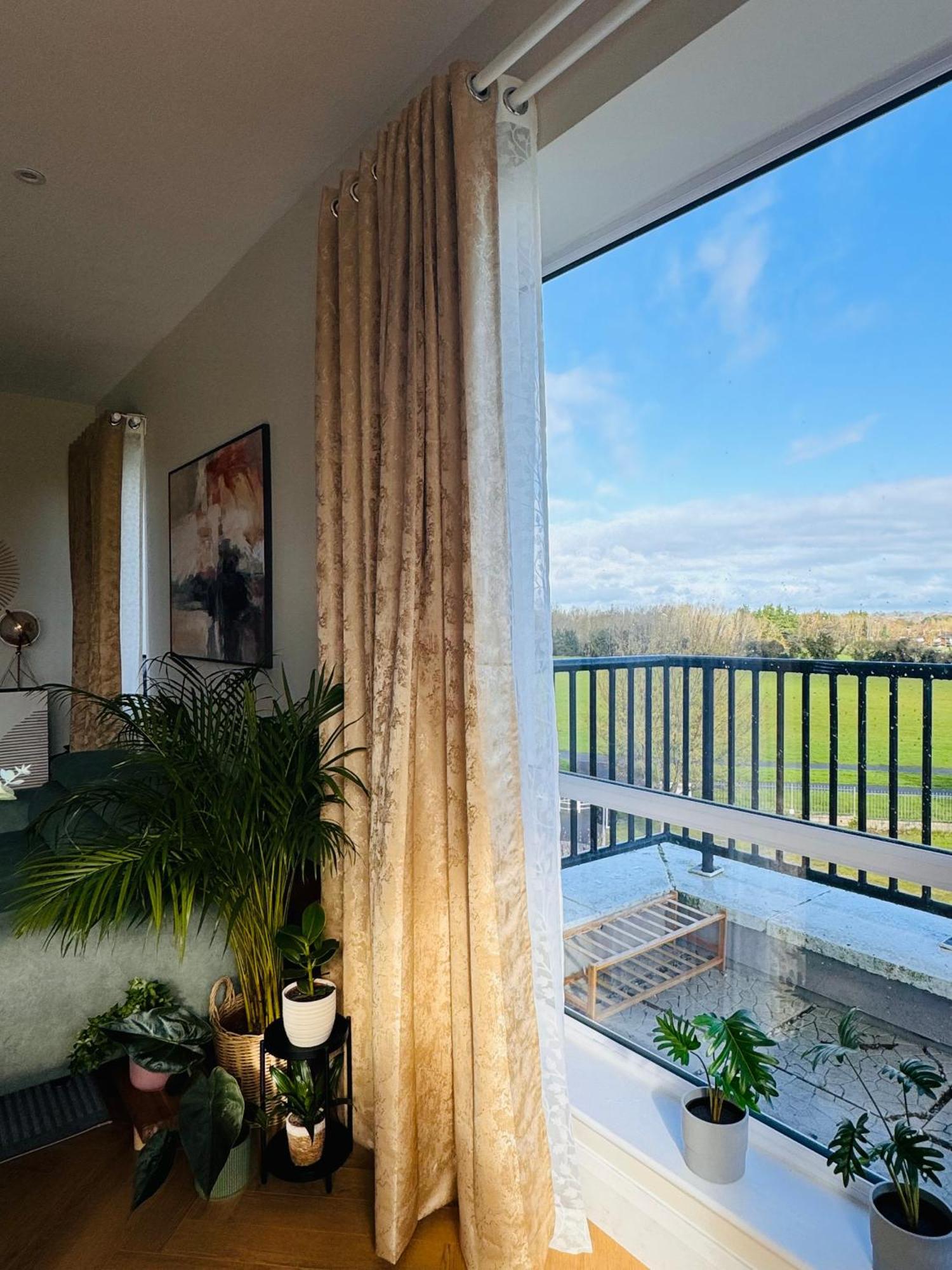 Finnstown Hall- Private Room In Shared Apartment With The Host Dublin Extérieur photo